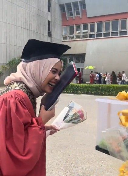 Wanita ini mendapatkan hantaran makanan di hari wisudanya
