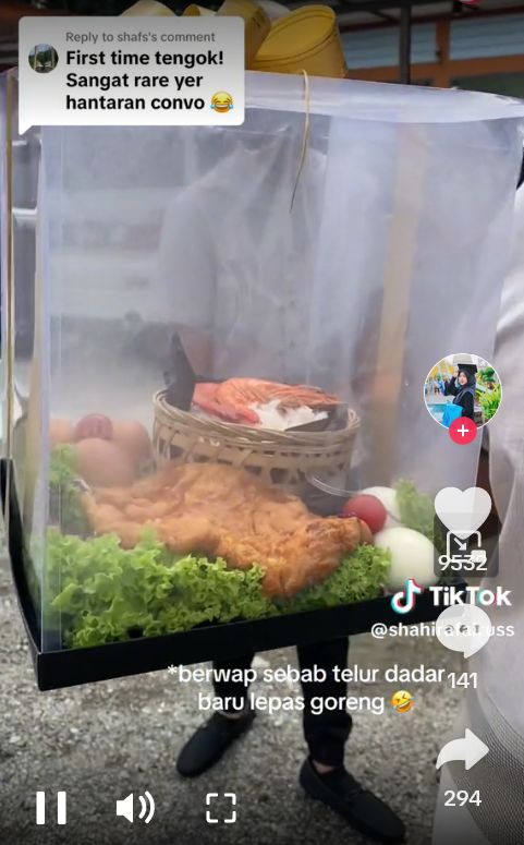 Wanita ini mendapatkan hantaran makanan di hari wisudanya