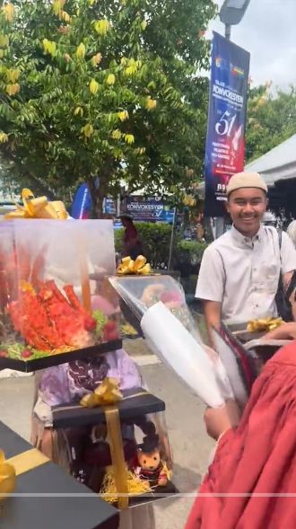 Wanita ini mendapatkan hantaran makanan di hari wisudanya