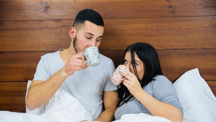 Ilustrasi pasangan minum kopi dan manfaatnya.
