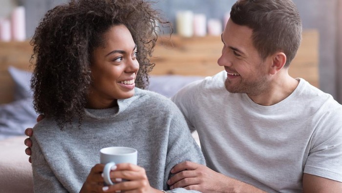 Ilustrasi pasangan minum kopi dan manfaatnya.