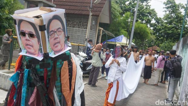 Komunitas budaya Patembayan Nusantara menggelar aksi dengan melarung keranjang sampah bergambar Politisi PSI Ade Armando di Kali Gajah Wong, Gambiran, Umbulharjo, Kota Jogja, Selasa (5/12).