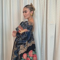 Selendang yang melengkapi busana tersebut menawarkan daya tarik tersendiri. Kain yang sudah eksis sebelumnya itu dihiasi motif berbentuk pohon hayat yang merupakan simbol dari Ibu Kota Negara (IKN) yang baru atau Nusantara di Kalimantan Timur. Motif tersebut menjadi sebuah pernyataan penting untuk menyatakan komitmen Indonesia dalam perannya mengatasi perubahan iklim. “60 persen paru-paru dunia ada di Indonesia,” katanya. Konsep Manunggaling kawulo gusti atau Bhinneka Tunggal Ika dalam filosofi Jawam tambah Era, juga disimbolkan dalam pohon hayat. (Foto: Dok. Era Soekamto)