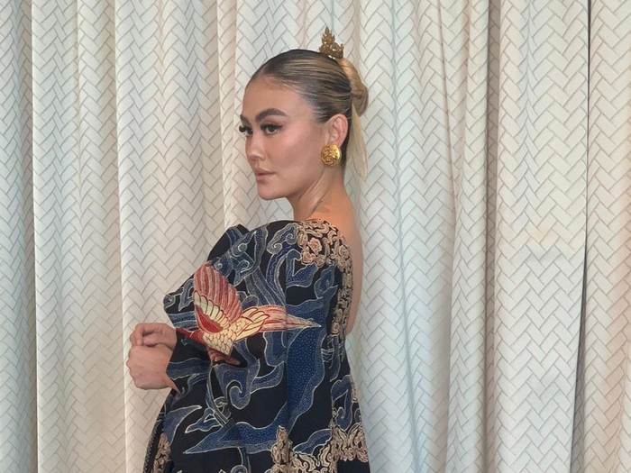 Agnez Mo Pakai Batik Era Soekamto di COP28 Dubai