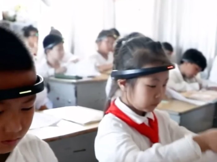 Murid di China memakai AI headband untuk mengukur tingkat konsentrasi di kelas. Ada yang mendukung penerapan teknologi ini, tapi ada juga yang kontra.