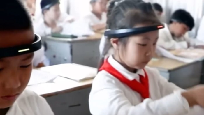 Murid di China memakai AI headband untuk mengukur tingkat konsentrasi di kelas. Ada yang mendukung penerapan teknologi ini, tapi ada juga yang kontra.