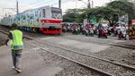 Aksi Bandel Bikers di Bogor Terobos Palang Perlintasan Kereta Api