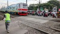 Tindakan pengendara yang tidak taat aturan tersebut kerap menyebabkan kecelakaan di perlintasan kereta api.   