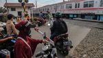 Aksi Bandel Bikers di Bogor Terobos Palang Perlintasan Kereta Api