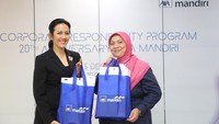 Chief Communication Officer PT AXA Mandiri Financial Services (AXA Mandiri) Atria Rai (kiri) memberikan cinderamata kepada dr. Frierly (kanan) dari PMI DKI Jakarta, disela donor darah yang diikuti lebih dari 100 karyawan AXA Mandiri sebagai rangkaian perayaan Hari Ulang Tahun ke-20 AXA Mandiri, di Jakarta, Selasa (5/12/2023).