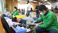 Sedikitnya lebih dari 100 orang karyawan dan tenaga pemasar PT AXA Mandiri Financial Services ikut berpartisipasi dalam donor darah yang dihelat sebagai rangkaian perayaan Hari Ulang Tahun ke-20 AXA Mandiri, di Jakarta, Selasa (5/12/2023).