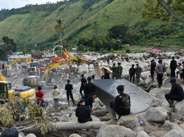 Alat Berat Dikerahkan Cari Korban Hilang Banjir Bandang Humbahas Sumut