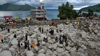 Berdasarkan data Badan SAR Nasional (Basarnas), sebanyak 41 rumah rusak, dua orang meninggal dunia dan 10 orang dinyatakan hilang akibat musibah banjir dan tanah longsor yang melanda kawasan tersebut pada Sabtu (2/12).  