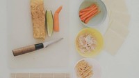 Tak hanya cantik, tapi Alyssa juga sosok istri dan ibu yang pandai memasak. Alyssa sempat mengunggah momennya membuat kimbab dengan isian ayam suwir, telur, mentimun, dan wortel. Foto: Instagram @ichasoebandono