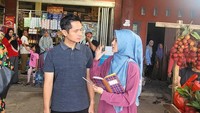 Momen lain terlihat ketika Alyssa mengajak Dude belanja bareng. Mereka mengunjungi beberapa warung di pasar tradisional. Foto: Instagram @ichasoebandono