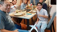 Begini keseruan Alyssa dan keluarga saat makan bersama. Mereka tampak menikmati sejumlah lauk rumahan yang nikmat. Foto: Instagram @ichasoebandono