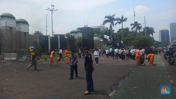 Asosiasi Pemerintah Desa Seluruh Indonesia (Apdesi) menggelar unjuk rasa di depan DPR, Jl. Gatot Subroto, arah slipi. Mereka menuntut segera disahkannya Undang-undang (UU) Nomor 6 Tahun 2014 tentang Desa. (CNBC Indonesia/Arrijal Rachman)