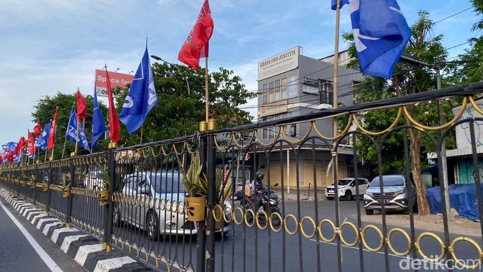 Baliho APK terpasang di pohon pedestrian sepanjang Jalan Darmo.