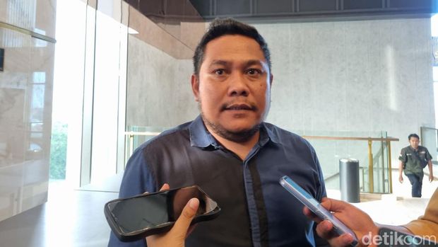 Baliho APK terpasang di pohon pedestrian sepanjang Jalan Darmo.
