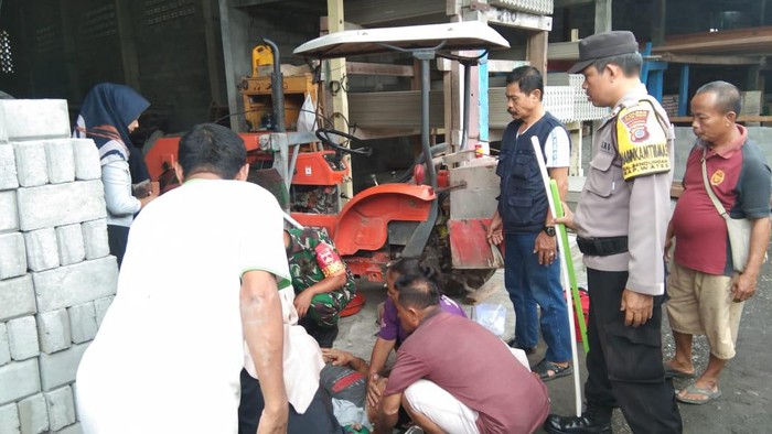 Proses evakuasi korban terluka karena terkena efek ban meledak di Kulon Progo.