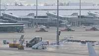 Begini suasan di Bandara Munich, Jerman, yang tertutup salju, 5 November 2023.