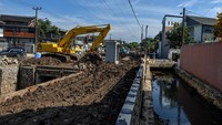 Pekerja mengoperasikan alat berat untuk menyelesaikan proyek pembangunan Kolam Retensi di Komplek Margahayu, Bandung, Jawa Barat, Selasa (5/12/2023).