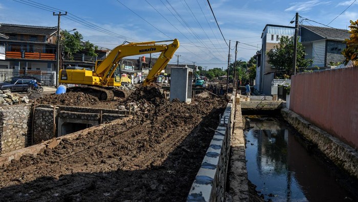 Bandung Bangun Kolam Retensi untuk Cegah Banjir, Begini Potretnya Pekerja mengoperasikan alat berat untuk menyelesaikan proyek pembangunan Kolam Retensi di Komplek Margahayu, Bandung, Jawa Barat, Selasa (5/12/2023). Pemerintah Kota Bandung membangun kolam retensi di Margahayu dengan daya tampung air sebanyak 2.339 meter kubik yang ditargetkan rampung pada akhir Desember mendatang guna mencegah banjir di wilayah tersebut. ANTARA FOTO/Raisan Al Farisi/rwa.