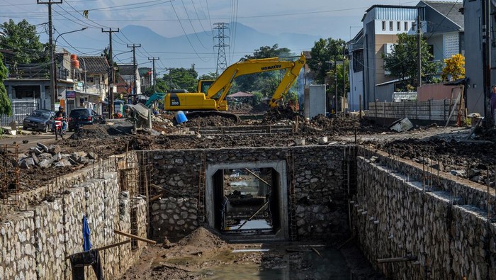 Bandung Bangun Kolam Retensi untuk Cegah Banjir, Begini Potretnya Pekerja mengoperasikan alat berat untuk menyelesaikan proyek pembangunan Kolam Retensi di Komplek Margahayu, Bandung, Jawa Barat, Selasa (5/12/2023). Pemerintah Kota Bandung membangun kolam retensi di Margahayu dengan daya tampung air sebanyak 2.339 meter kubik yang ditargetkan rampung pada akhir Desember mendatang guna mencegah banjir di wilayah tersebut. ANTARA FOTO/Raisan Al Farisi/rwa.