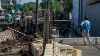 Kolam yang ditargetkan rampung pada akhir Desember mendatang itu guna mencegah banjir di wilayah tersebut.