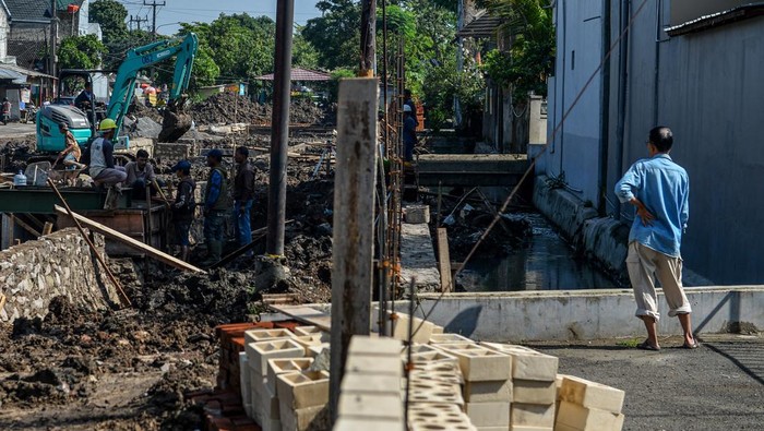 Bandung Bangun Kolam Retensi untuk Cegah Banjir, Begini Potretnya Pekerja mengoperasikan alat berat untuk menyelesaikan proyek pembangunan Kolam Retensi di Komplek Margahayu, Bandung, Jawa Barat, Selasa (5/12/2023). Pemerintah Kota Bandung membangun kolam retensi di Margahayu dengan daya tampung air sebanyak 2.339 meter kubik yang ditargetkan rampung pada akhir Desember mendatang guna mencegah banjir di wilayah tersebut. ANTARA FOTO/Raisan Al Farisi/rwa.