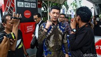 KPK juga mengajukan surat kepada Ditjen Imigrasi untuk mencegah Eddy Hiariej ke luar negeri. Total ada empat orang yang diminta KPK untuk dicegah. KPK juga sudah mengirim surat pemberitahuan dimulainya penyidikan (SPDP) terkait kasus Eddy Hiariej ke Presiden Jokowi. Surat terkait penetapan tersangka Wamenkumham Eddy itu diterima pada Jumat (1/12).