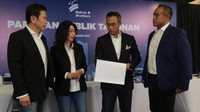 Direktur BNBR Roy Hendrajanto M. Sakti, Direktur BNBR RA Sri Dharmayanti,  Direktur Utama & CEO PT Bakrie & Brothers Tbk. (BNBR) Anindya N. Bakrie, Wakil Direktur Utama BNBR A. Ardiansyah Bakrie, berbincang sebelum Paparan Publik Tahunan PT Bakrie & Brothers Tbk. (BNBR) 2023 di Jakarta, Selasa (5/12/2023). 