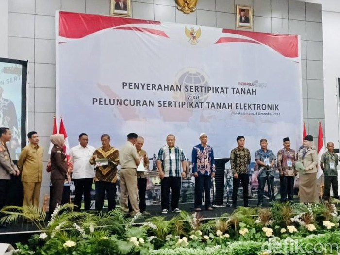 BPN Babel menyerahkan sertifikat hak atas tanah kepada 200 warga