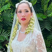 Tanpa eyeliner di bagian bawah, riasan akad nikah BCL tetap terkesan glamour dengan pulasan lipstik merah. Foto: dok. Instagram/@bumiauw