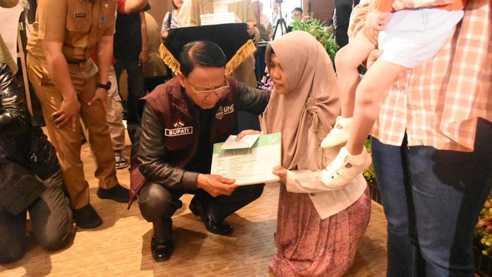 Bupati Majalengka saat sapa warga penerima manfaat bantuan kesehatan.