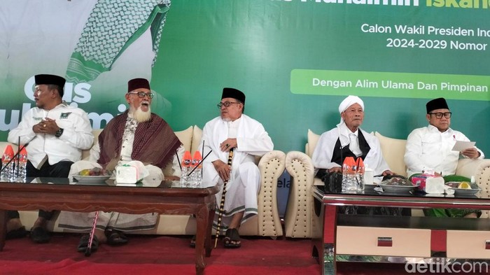 Cak Imin saat berkunjung ke Dayah Darul Munawwarah, Kecamatan Bandar Dua, Pidie Jaya. (Agus Setyadi/detikSumut)