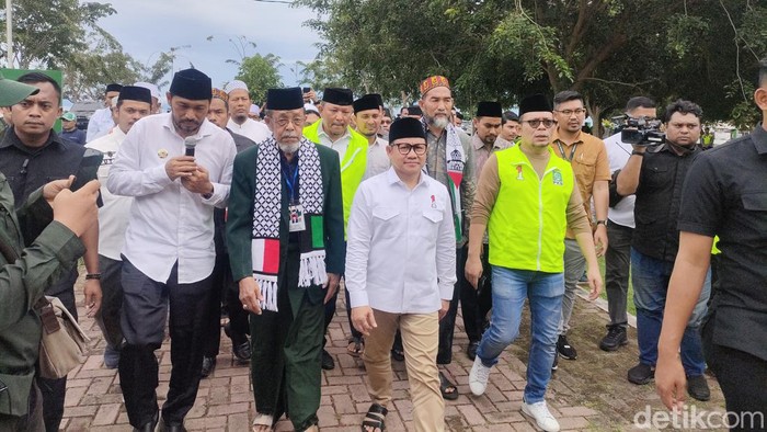 Cak Imin ziarah ke Makam Syiah Kuala dh Deah Raya, di Kota Banda Aceh. (Dwi/detikcom)
