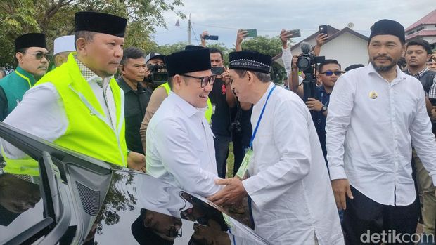 Cak Imin ziarah ke Makam Syiah Kuala dh Deah Raya, di Kota Banda Aceh. (Dwi/detikcom)