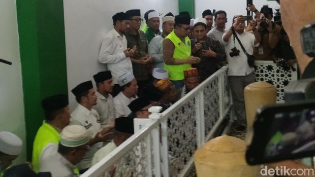 Cak Imin ziarah ke Makam Syiah Kuala dh Deah Raya, di Kota Banda Aceh. (Dwi/detikcom)