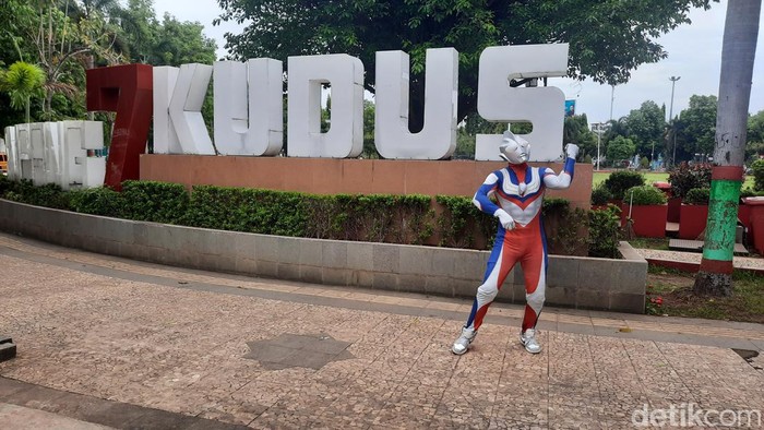 Caleg Ultraman Asal Jepara maju jadi calon DPR RI Dapil 2 Jateng. Sosok di balik caleg ini Jamaludin Malik, politikus Golkar. 

Foto diambil Selasa (5/12/2023).