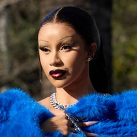 Rambutnya disisir ke belakang dan dikuncir kuda. Sementara wajahnya dipulas makeup cat-eye yang dramatis dan lipstik merah gelap. Foto: Dok. Balenciaga, Instagram/@iamcardib