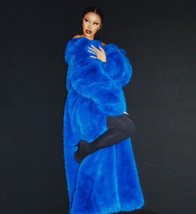 Wanita 31 tahun ini mengenakan bodysuit bersiluet bustier hitam di bahwa mantel tebal. Dia juga memakai plaftform shoes dengan hak runcing. Foto: Dok. Balenciaga, Instagram/@iamcardib