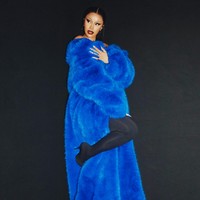 Wanita 31 tahun ini mengenakan bodysuit bersiluet bustier hitam di bahwa mantel tebal. Dia juga memakai plaftform shoes dengan hak runcing. Foto: Dok. Balenciaga, Instagram/@iamcardib