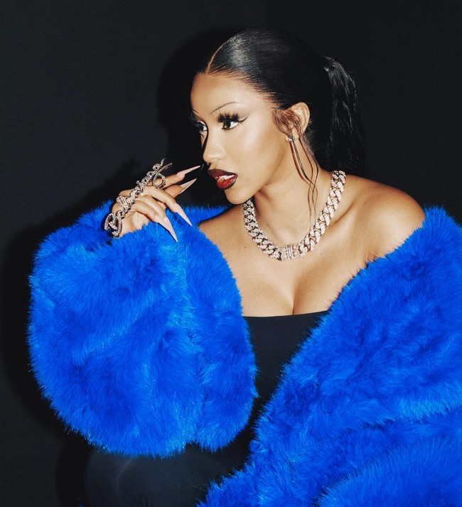 Cardi B melengkapi penampilannya dengan satu set perhiasan bling-bling, seperti anting berlian, kalung rantai bertatahkan berlogo Balenciaga hingga cincin bertulisan ‘Balenciaga’. Foto: Dok. Balenciaga, Instagram/@iamcardib