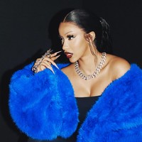 Cardi B melengkapi penampilannya dengan satu set perhiasan bling-bling, seperti anting berlian, kalung rantai bertatahkan berlogo Balenciaga hingga cincin bertulisan ‘Balenciaga’. Foto: Dok. Balenciaga, Instagram/@iamcardib