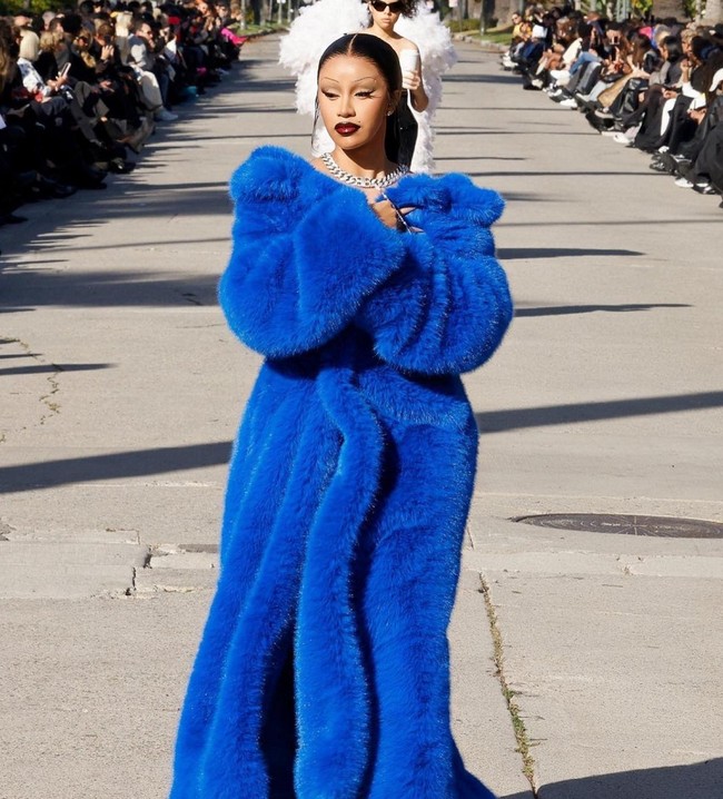 Cardi B berjalan di runway pertamanya pada Sabtu (2/12/2023). membawakan salah satu koleksi pre-fall Balenciaga 2024. Rapper yang kerap bergaya nyentrik ini tampak mengenakan mantel bulu tebal berwarna biru elektrik model off-the-shoulder. Foto: Dok. Balenciaga, Instagram/@iamcardib