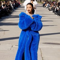 Cardi B berjalan di runway pertamanya pada Sabtu (2/12/2023). membawakan salah satu koleksi pre-fall Balenciaga 2024. Rapper yang kerap bergaya nyentrik ini tampak mengenakan mantel bulu tebal berwarna biru elektrik model off-the-shoulder. Foto: Dok. Balenciaga, Instagram/@iamcardib