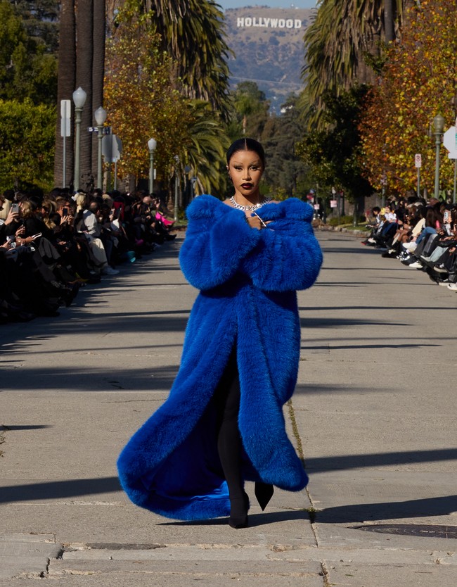 Dalam akun Instagram-nya, Cardi B mengatakan berjalan di fashion show Balenciaga merupakan mimpinya yang jadi nyata. “Kemarin seperti mimpi! Aku sangat senang bisa tampil di runway kalian! Terima kasih kepada @Balenciaga @Demnagram @johanfleury dan seluruh tim, kalian semua selalu luar biasa untuk diajak bekerja sama!” tulisnya. Foto: Dok. Balenciaga, Instagram/@iamcardib
