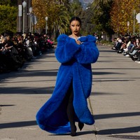 Dalam akun Instagram-nya, Cardi B mengatakan berjalan di fashion show Balenciaga merupakan mimpinya yang jadi nyata. “Kemarin seperti mimpi! Aku sangat senang bisa tampil di runway kalian! Terima kasih kepada @Balenciaga @Demnagram @johanfleury dan seluruh tim, kalian semua selalu luar biasa untuk diajak bekerja sama!” tulisnya. Foto: Dok. Balenciaga, Instagram/@iamcardib