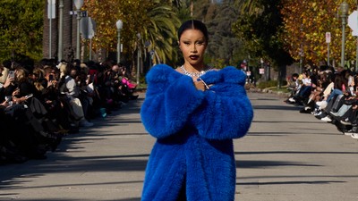 Foto: Debut Cardi B Jadi Model Balenciaga, Nyentrik Pakai Mantel Bulu